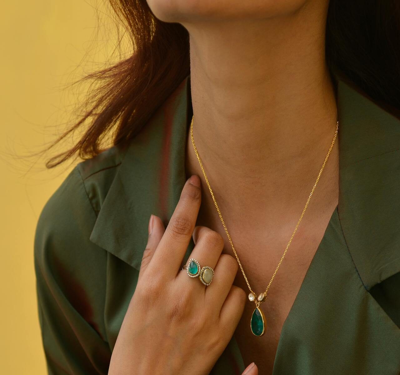 szmaragdy w biżuterii i stylizacjach